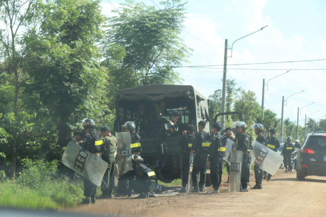 Polícia desplega fuerzas para detener a los sospechosos del ataque con armas de fuego en Dak Lak (2023). Foto: Phan Anh Dung-VNA vna-potal-80-nam-cong-an-nhan-dan-viet-nam-vi-nuoc-quen-than-vi-dan-phuc-vu-8196436-1.jpg