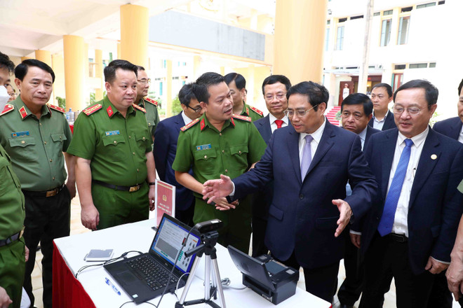 El primer ministro Pham Minh Chinh y delegados evalúan los productos tecnológicos de transformación digital presentados en la primera Conferencia de Transformación Digital y anuncian el Día de la Transformación Digital del sector de la Seguridad Pública (10 de octubre de 2022). Foto: Pham Kien - VNA vna-potal-80-nam-cong-an-nhan-dan-viet-nam-vi-nuoc-quen-than-vi-dan-phuc-vu-8196443-1.jpg