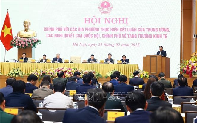 El pirmer ministro Pham Minh Chinh habla en la reunión. (Foto: VNA) thu-tuong3-210225.jpg