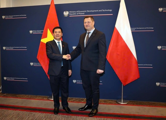 El ministro de Industria y Comercio de Vietnam, Nguyen Hong Dien, y el titular de Desarrollo Económico y Tecnología de Polonia, Krystof Paszyk. (Foto: VNA) img-8330.jpg