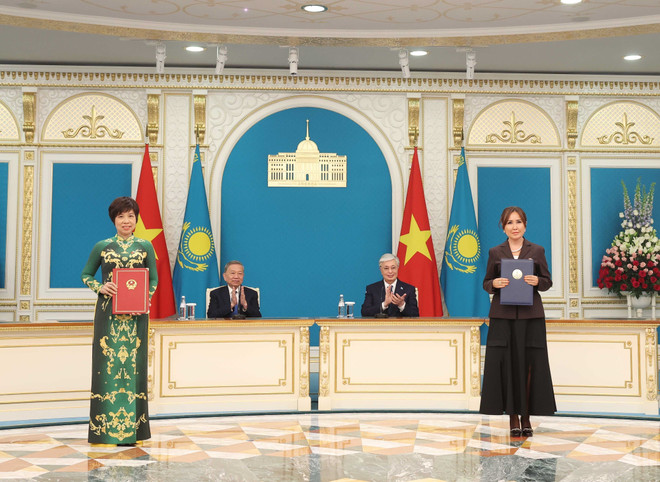 El secretario general del Partido Comunista de Vietnam (PCV), To Lam, y el presidente de Kazajistán, Kassym-Jomart Tokayev, presencian la firma de acuerdo de cooperación entre la Agencia Vietnamita de Noticias (VNA) y la Corporación de Radio y Televisión del Presidente de la República de Kazajistán (TRC). (Foto: VNA) vna-potal-tong-bi-thu-to-lam-va-tong-thong-kazakhstan-chung-kien-le-trao-cac-van-kien-hop-tac-giua-hai-nuoc-8015772.jpg