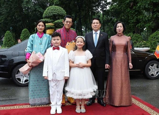 El presidente de Vietnam, Luong Cuong, encabeza la ceremonia oficial de bienvenida al Rey de Bután. (Foto: VNA) vna-potal-chu-tich-nuoc-chu-tri-le-don-quoc-vuong-bhutan-tham-cap-nha-nuoc-toi-viet-nam-stand.jpg