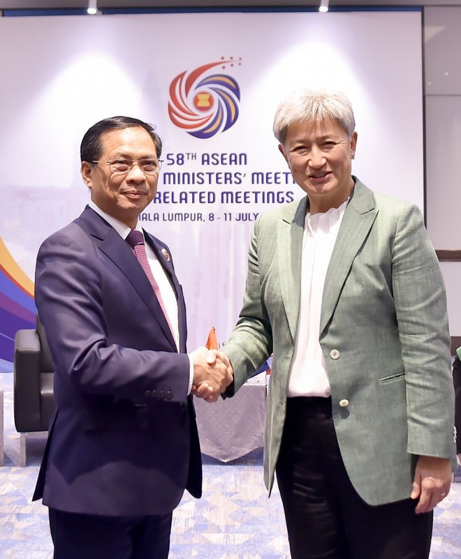 El viceprimer ministro y canciller de Vietnam, Bui Thanh Son, y la ministra australiana de Relaciones Exteriores, Penny Wong. (Foto: VNA) gap-btng-australia2.jpg