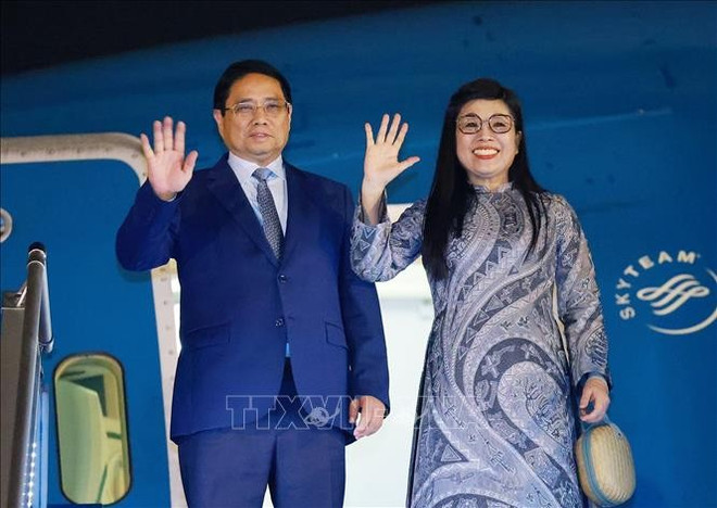 El primer ministro Pham Minh Chinh y su esposa parten de Hanoi rumbo a Francia. (Foto: VNA) tt2-050625.jpg