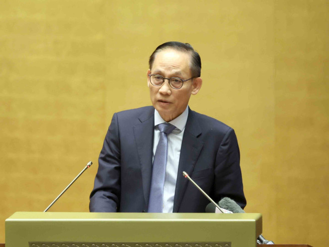 El secretario del Comité Central del Partido Comunista de Vientam y ministro interino de Relaciones Exteriores, Le Hoai Trung, habla en el evento. (Foto: VNA) vna-potal-hoi-nghi-toan-quoc-quan-triet-trien-khai-thuc-hien-4-nghi-quyet-cua-bo-chinh-tri-8277524.jpg