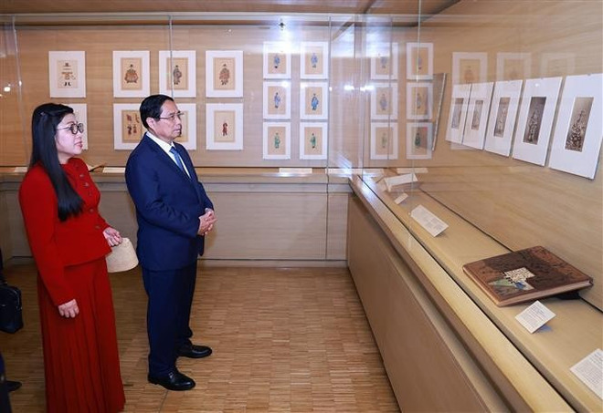 El primer ministro Pham Minh Chinh y su esposa visitan el Museo Quai Branly-Jacques Chirac. (Foto: VNA) vna-potal-thu-tuong-tham-quan-bao-tang-quai-branly-tai-thu-do-paris-phap-8086423.jpg