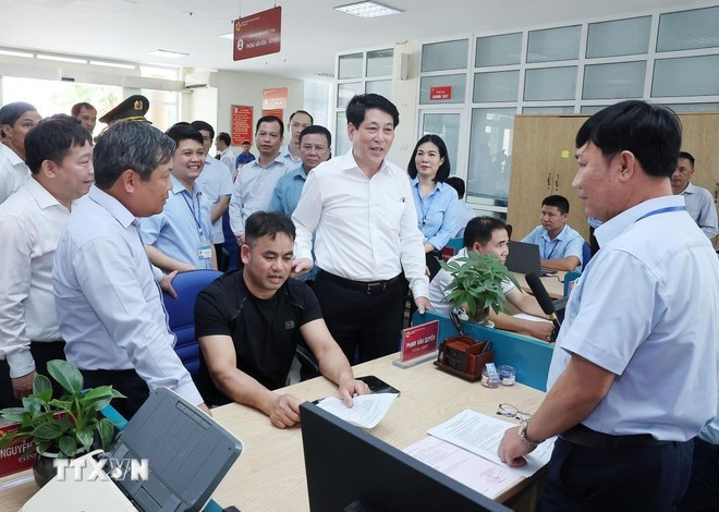 El presidente Luong Cuong y el personal del Centro de Servicios Administrativos Públicos de la comuna de Quang Ha. (Foto: VNA) chu-tich-nuoc-kiem-tra-viec-van-hanh-chinh-quyen-hai-cap-tai-quang-ninh-2907-3.jpg