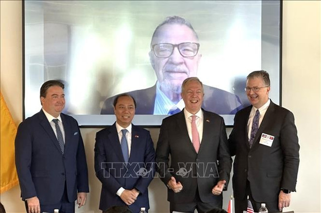 Exembajadores estadounidenses en Vietnam y el embajador vietnamita en Washington, Nguyen Quoc Dung (segundo desde la izquierda). Foto: VNA viet-my-2.jpg