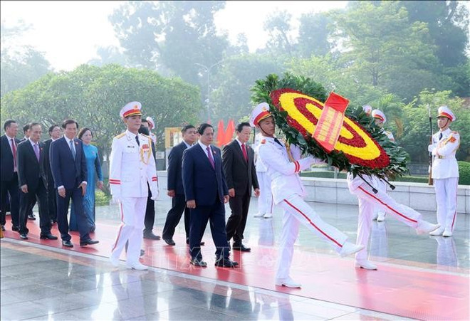 El miembro del Buró Político, secretario del Comité partidista del Gobierno y primer ministro Pham Minh Chinh, y los delegados rinden homenaje al Presidente Ho Chi Minh. (Foto: VNA) chin-phu.jpg