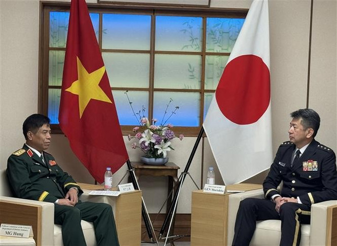 Nguyen Van Nghia, subjefe del Estado Mayor General del Ejército Popular de Vietnam, y Morishita Yasunori, jefe del Estado Mayor de la Fuerza Terrestre de Autodefensa de Japón. (Foto: VNA) vna-potal-doan-cong-tac-bo-quoc-phong-du-trien-lam-quoc-phong-va-an-ninh-nhat-ban-2025-8045461.jpg