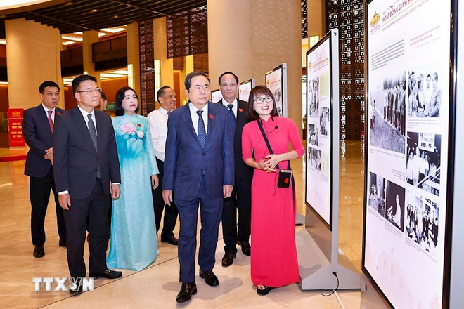 El presidente de la Asamblea Nacional, Tran Thanh Man, y los delegados recorren una exposición fotográfica sobre las actividades de supervisión parlamentaria. (Foto: VNA) 06-08-2025dcttman-03.png