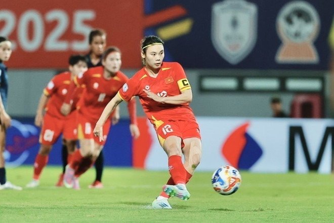 La capitana Hai Yen anotó de penalti, poniendo el marcador 3-0 a favor de la selección femenina vietnamita. Foto: Minh Quyet - VNA vna-potal-aff-cup-nu-2025-tuyen-viet-nam-gap-tuyen-campuchia-8194526.jpg