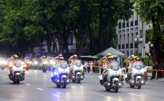 Vehículos de la Policía Móvil participando en el ensayo. Foto: Pham Kien - VNA vna-potal-cong-an-ha-noi-tong-duyet-cac-hoat-dong-chao-mung-80-nam-cach-mang-thang-tam-va-quoc-khanh-29-8195135.jpg
