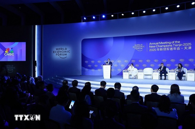 El primer ministro Pham Minh Chinh interviene en la cita. (Foto: VNA) wef-tianjin-2025.jpg