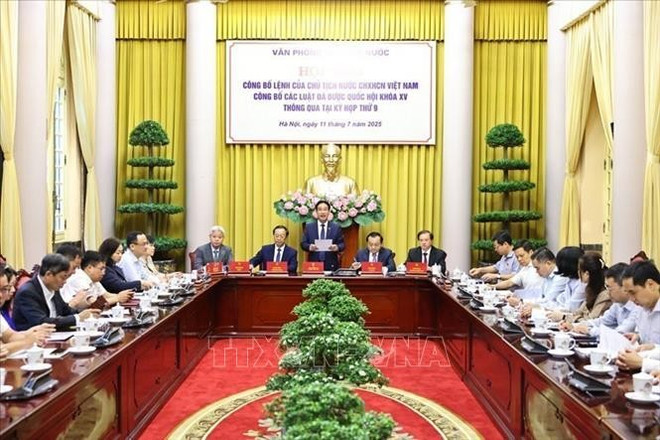 El subjefe de la Oficina Presidencial, Pham Thanh Ha, preside la conferencia de prensa. Foto: Minh Duc vna-potal-cong-bo-lenh-cua-chu-tich-nuoc-ve-9-luat-vua-duoc-quoc-hoi-thong-qua-stand-1.jpg