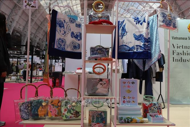 Un rincón con productos de moda vietnamitas en la feria. Foto: VNA vna-potal-hoi-cho-thoi-trang-det-may-lon-nhat-chau-au-o-london-source-fashion-london-stand.jpg