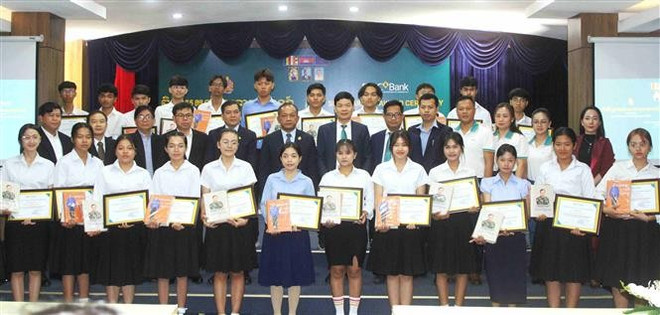 vna-potal-bidc-trao-hoc-bong-ho-tro-sinh-vien-campuchia-co-hoan-canh-kho-khan-7865864.jpg