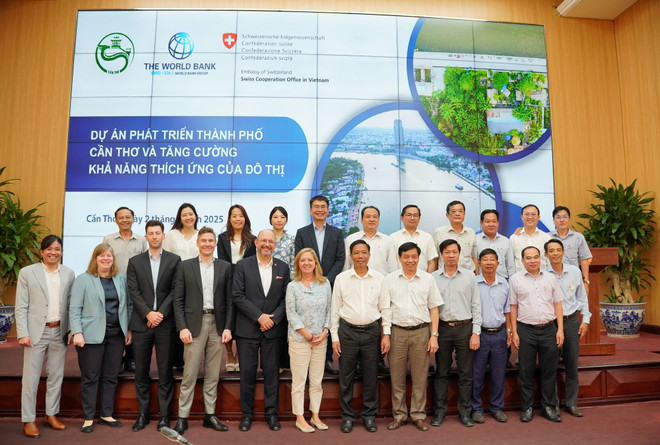 Delegación del Banco Mundial, el Gobierno de Suiza y las autoridades de la ciudad de Cần Thơ posan para una foto. (Foto: Thanh Liem/VNA) doan-cong-tac-world-bank-chinh-phu-thuy-si-va-lanh-dao-thanh-pho-can-tho-chup-anh-chung-anh-thanh-liem-2-1.jpg