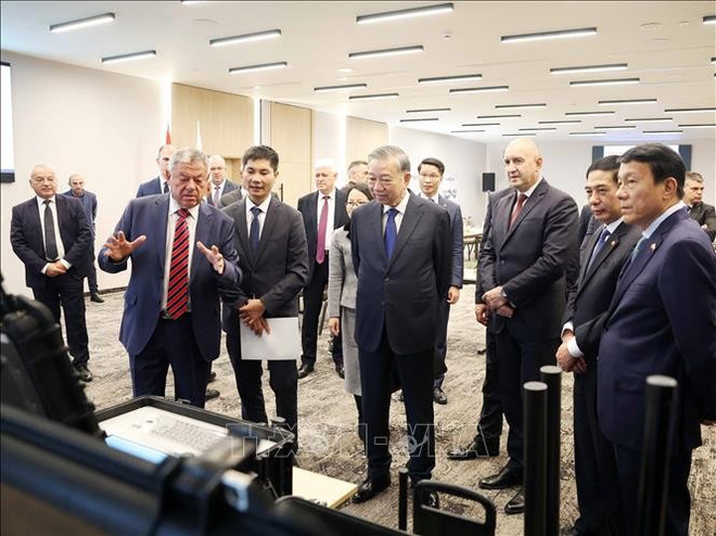 Representane de Samel 90 presenta al secretario general To Lam y el presidente de Bulgaria, Rumen Radev, productos de la empresa. Foto: Thong Nhat/VNA doanh-nghiep-quoc-phong-samel-90-647.jpg