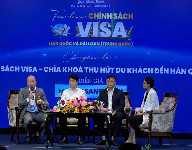 Hablantes de vietnam y consulados coreanos participaron en el seminario. (Foto: Khanh Ly/Vietnam+) 1000006486.jpg