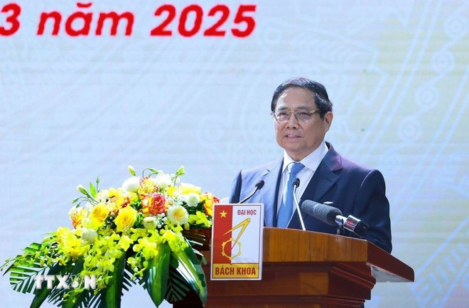 El primer ministro Pham Minh Chinh habla en la ceremonia de lanzamiento del movimiento de alfabetización digital para todos. (Foto: Duong Giang/VNA) anh-12.jpg