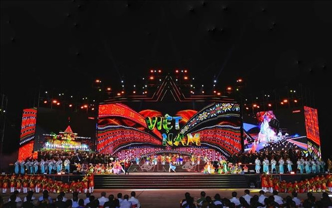 En el programa. (Foto: VNA) tiet-muc-nghe-thuat.jpg