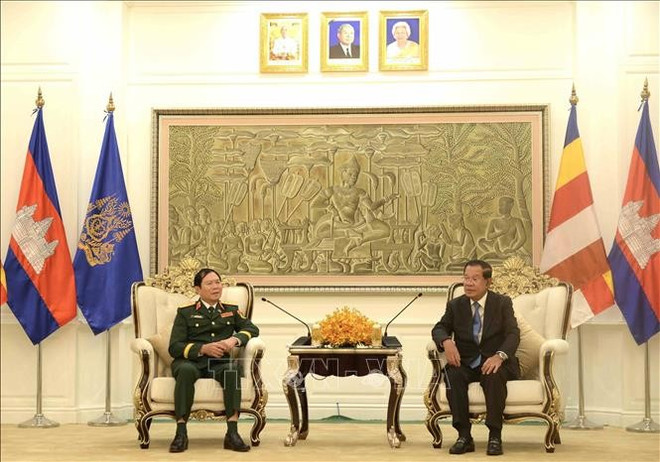 El general Nguyen Tan Cuong, jefe del Estado Mayor del Ejército Popular de Vietnam (EVP) y viceministro de Defensa Nacional, y Samdech Techo Hun Sen, presidente del Partido Popular de Camboya (PPC) y titular del Senado camboyano. (Foto: VNA) cam-5625.jpg