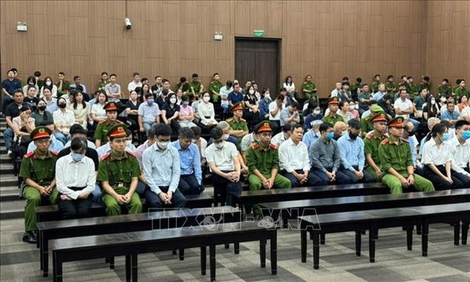 Los acusados escucharon el veredicto del tribunal. Foto: VNA phuc-son2-110725.jpg