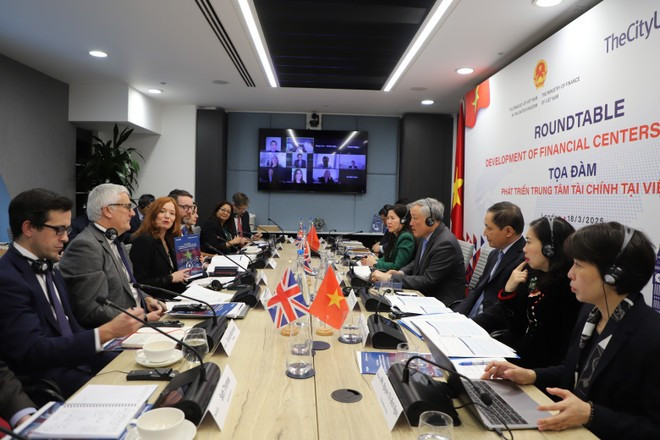 Los delegados en el evento. (Foto: VNA) vna-potal-pho-thu-tuong-thuong-truc-chinh-phu-nguyen-hoa-binh-tham-va-lam-viec-tai-anh-7920356.jpg