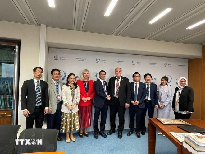 La delegación vietnamita se toma una foto de recuerdo con el subdirector general del OIEA encargado de energía atómica, Mijaíl Chudakov, y funcionarios del OIEA. (Foto: VNA) viet-nam-tham-du-khoa-hop-lan-thu-69-dai-hoi-dong-co-quan-nang-luong-nguyen-tu-quoc-te-8283335.jpg