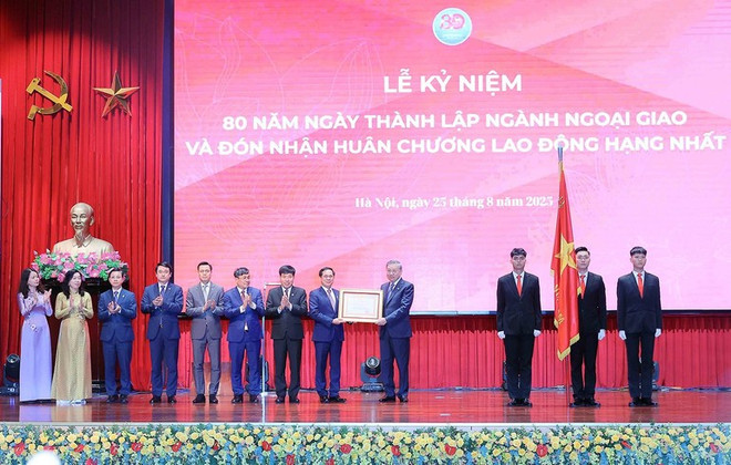 El secretario general del Partido Comunista de Vietnam, To Lam otorga la Orden de Trabajo de Primera Clase al sector diplomático. (Foto: VNA) image-1.jpg