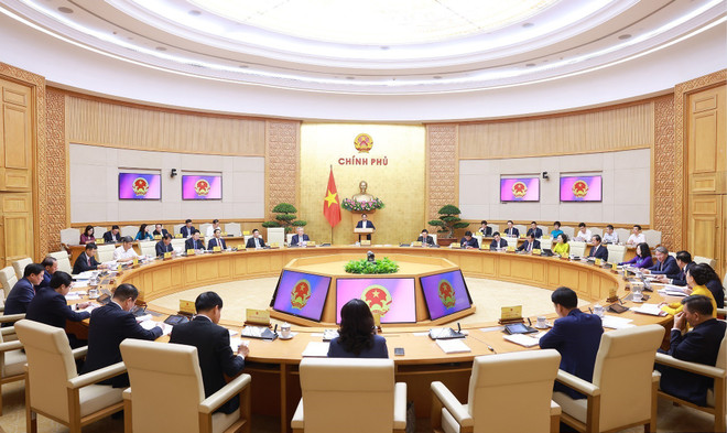 El primer ministro Pham Minh Chinh preside la reunión del Gobierno. (Foto: VNA) vna-potal-thu-tuong-chu-tri-phien-hop-chinh-phu-thuong-ky-thang-5-nam-2025-8071801.jpg