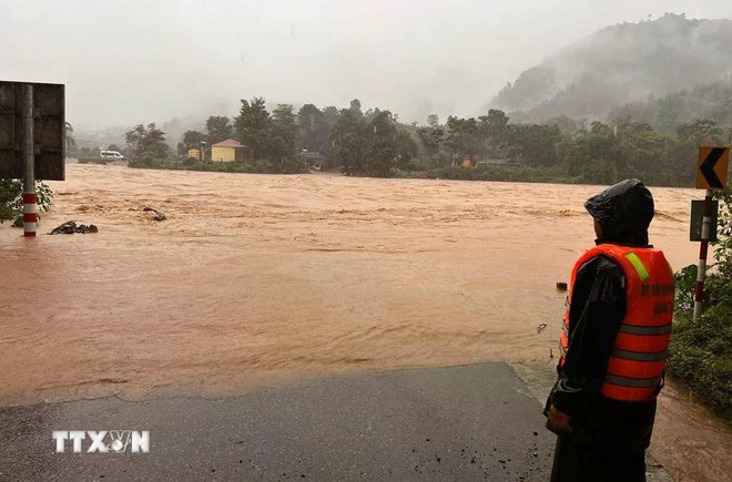 Numerosas carreteras intercomunales del distrito de Huong Hoa, provincia de Quang Tri, se inundaron gravemente, dejando aisladas varias zonas debido a la reciente tormenta. (Foto: VNA) 1306-mua-lu-quang-tri-11.jpg