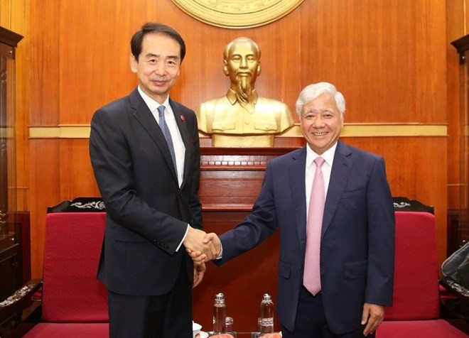 El presidente del Comité Central del Frente de la Patria de Vietnam (FPV), Do Van Chien, recibe al embajador de China en el país, He Wei. Foto: VNA vnmf-do-van-chien1.jpg