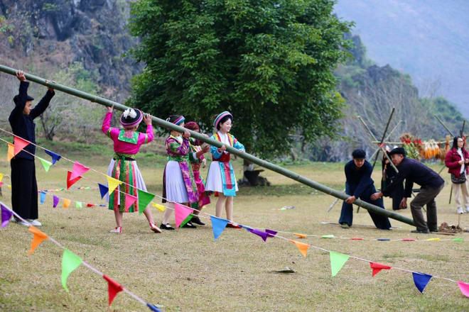 Preparándose para el festival Gau Tao en Ha Giang. (Foto: Vietnam+) 475809351-1421282189173743-4867592885385439892-n.jpg
