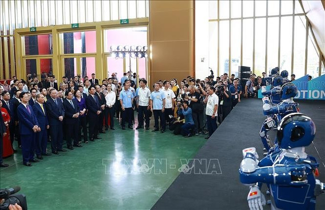 El secretario general del Partido Comunista de Vietnam, To Lam y el primer rministro Pham Minh Chinh visitan la exposición de los logros del país en el Centro de Exposiciones de Vietnam. Foto: Duong Giang/VNA cong-trinh2-19825.jpg