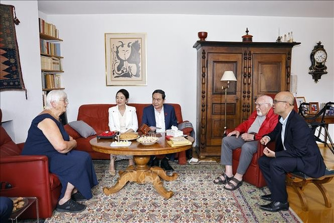 El presidente de la Asamblea Nacional de Vietnam, Tran Thanh Man, y su esposa, visitan la familia de Jacques Savary. (Foto: VNA) uuid68e94514-7676-43cb-a78a-15c832965245code001library1type1mode1loctruecaptrue.jpg