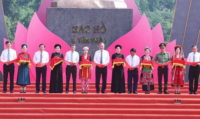 El Secretario General Tô Lâm y los delegados participan en la ceremonia de inauguración de la estatua “Tío Ho en Tan Trao”. Foto: NA vna-potal-tong-bi-thu-du-ngay-hoi-toan-dan-bao-ve-an-ninh-to-quoc-va-khanh-thanh-tuong-dai-bac-ho-o-tan-trao-8209763.jpg