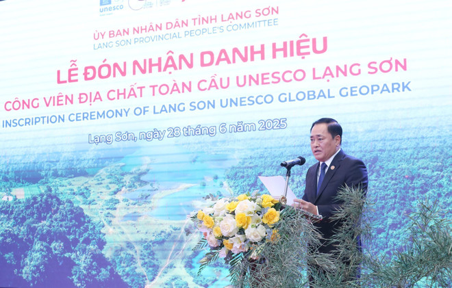 La ceremonia de entrega del reconocimiento de la UNESCO al geoparqque de Lang Son. (Foto: VNA( vna-potal-unesco-trao-bang-cong-nhan-cong-vien-dia-chat-toan-cau-lang-son-8119511.jpg