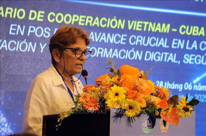 Maylem Rivero Silva, ministra consejera y jefa la Oficina Económico, Comercial y Científico- Técnica de la Embajada de Cuba en Vietnam, habla en el seminario. (Foto: VNA) vna-potal-hoi-thao-hop-tac-cong-nghe-y-sinh-viet-nam-cuba-tai-da-lat-stand.jpg