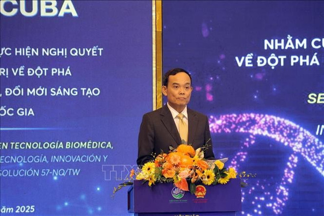 El secretario del Comité Central del Partido Comunista de Vietnam y jefe de su Comisión de Políticas y Estrategias, Tran Luu Quang, habla en el seminario. (Foto: VNA) vna-potal-hoi-thao-hop-tac-cong-nghe-y-sinh-viet-nam-cuba-tai-da-lat-stand-1.jpg