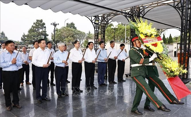 Los delegados rinden tributo a los caídos. (Foto: VNA) chu-tich-quoc-hoi-tran-thanh-man-dang-huong-tri-an-cac-anh-hung-liet-si-tai-quang-tri-stand.jpg