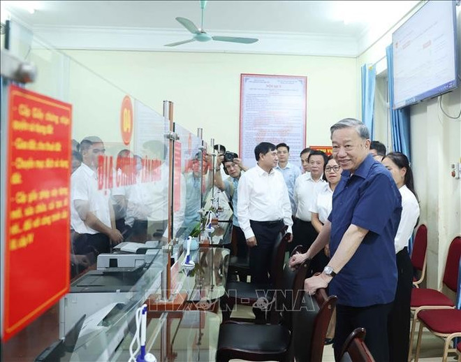 El secretario general del Partido Comunista de Vietnam, To Lam, en la reunión de trabajo con las autoridades de la comuna Si Pa Phin. (Foto: VNA) uuid9d7307ed-27b7-44c9-a61b-1461ae51f20bcode001library1type1mode1loctruecaptrue.jpg