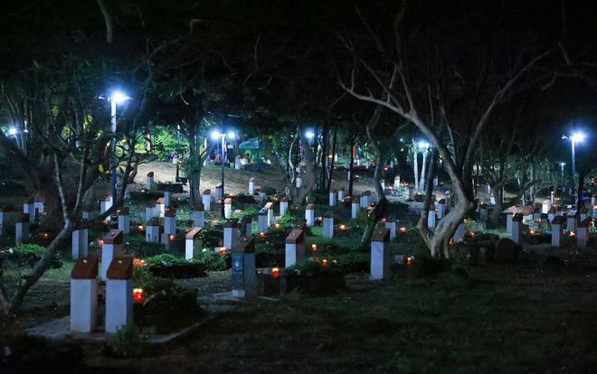 El programa se celebra en el cementario Hang Duong. (Foto: VNA) vna-potal-thu-tuong-du-chuong-trinh-chinh-luan-nghe-thuat-con-dao-hung-ca-y-chi-viet-nam-8010712-1.jpg
