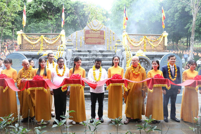 El presidente de Sri Lanka, Anura Kumara Dissanayaka, visita la pagoda de Bai Dinh. (Foto: VNA) vna-potal-ninh-binh-tong-thong-sri-lanka-anura-kumara-disanayaka-tham-va-lam-viec-tai-chua-bai-dinh-8011987.jpg