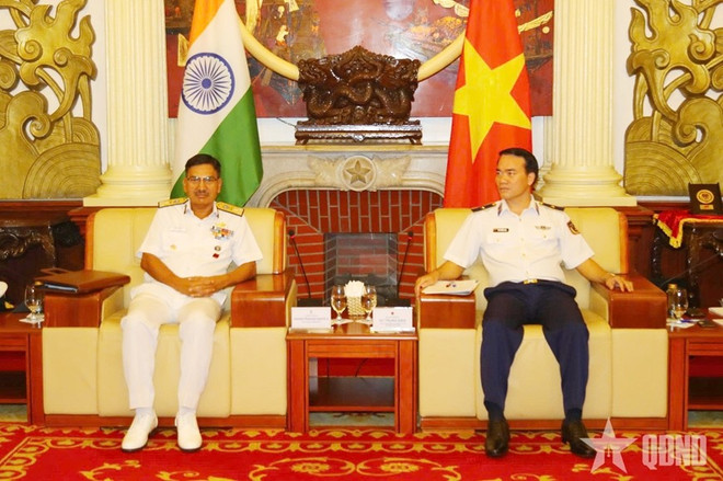 El mayor general Vu Trung Kien conversa con el teniente general Anand Prakash Badola. Foto: (Foto: qdnd.vn) thieu-tuong-vu-trung-kien-trao-doi-cung-trung-tuong-anand-prakash-badola-qdndvn.jpg