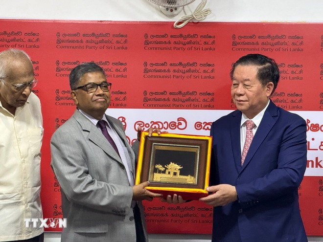 El jefe de la Comisión de Propaganda, Educación y Movilización de Masas del Partido Comunista de Vietnam, Nguyen Trong Nghia, se reúne con el secretario general del Partido Comunista de Sri Lanka, G. Weerasinghe. (Foto: Ngoc Thuy/VNA) viet-nam-sri-lanka-resize.jpg