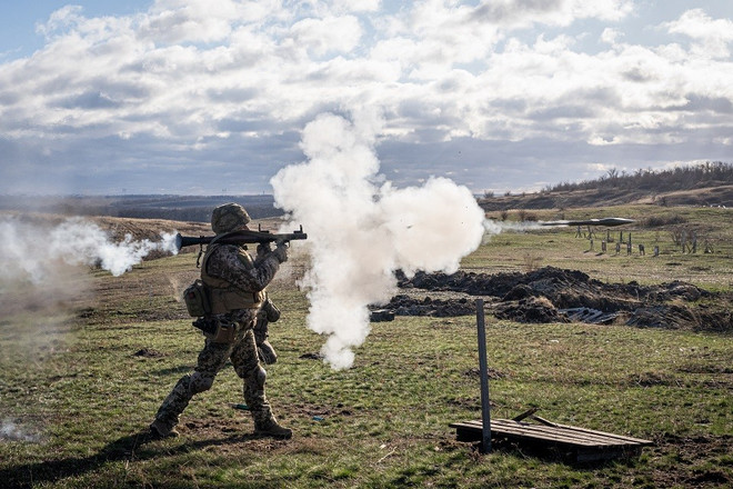 Militares ucranianos utilizan un lanzagranadas antitanque durante el entrenamiento de combate con tropas rusas en las afueras de la ciudad de Pokrovsk en la región de Donetsk, el 18 de diciembre de 2024. Fuente: AA/VNA anh-1.jpg