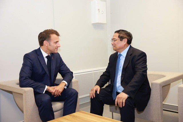 El primer ministro Pham Minh Chinh, sostiene una reunión con el presidente de Francia, Emmanuel Macron. (Foto: VNA) pm2.jpg