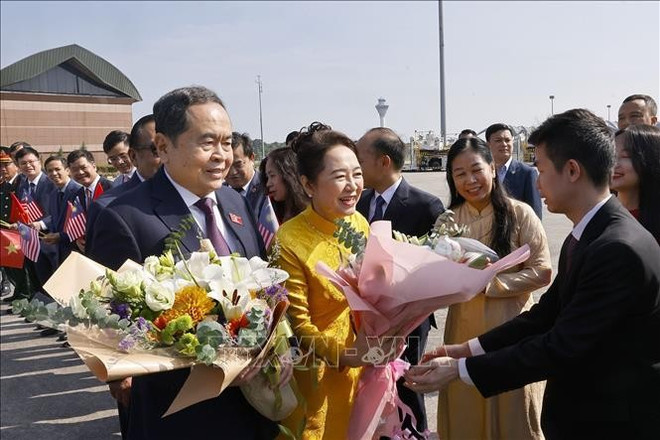 Ceremonia de despedida del presidente de la Asamblea Nacional, Tran Thanh Man, y su esposa en el Aeropuerto Internacional Bunga Raya Complex de Kuala Lumpur. Foto: Doan Tan – VNA le-tien.jpg